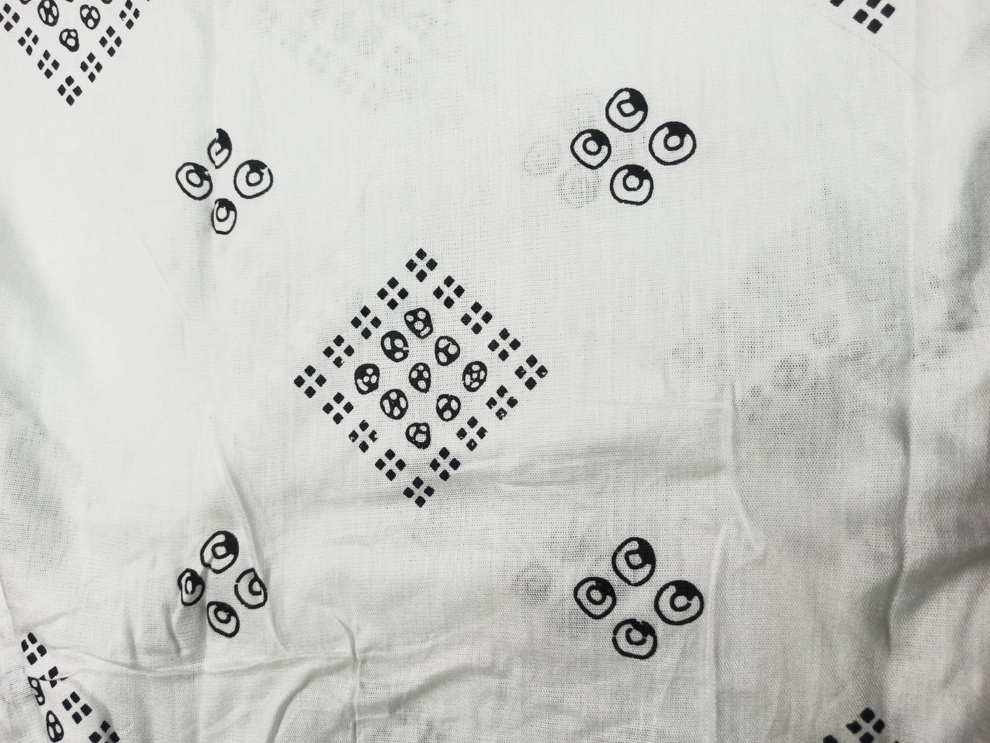 Elegant White Cotton Scarf with Geometric Print – Soft & Trendy